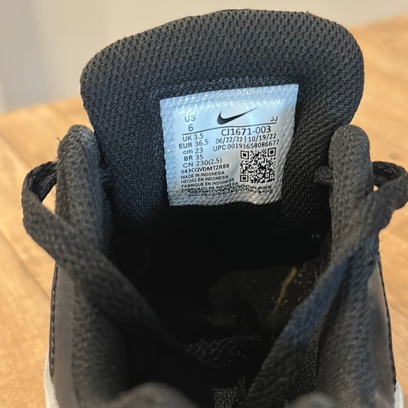 Nike Kids Black and White Athletic Sneakers - Picture 7 of 7